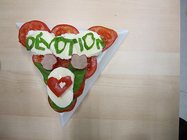 Foto einer Essplatte mit Tomaten und Basilikum: Devotion!